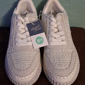 Universal Thread Womem Woven Sneakers in White